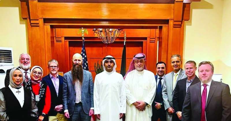 الشرهان وهولتسنايدر وعدد من الحضور في لقطة جماعية