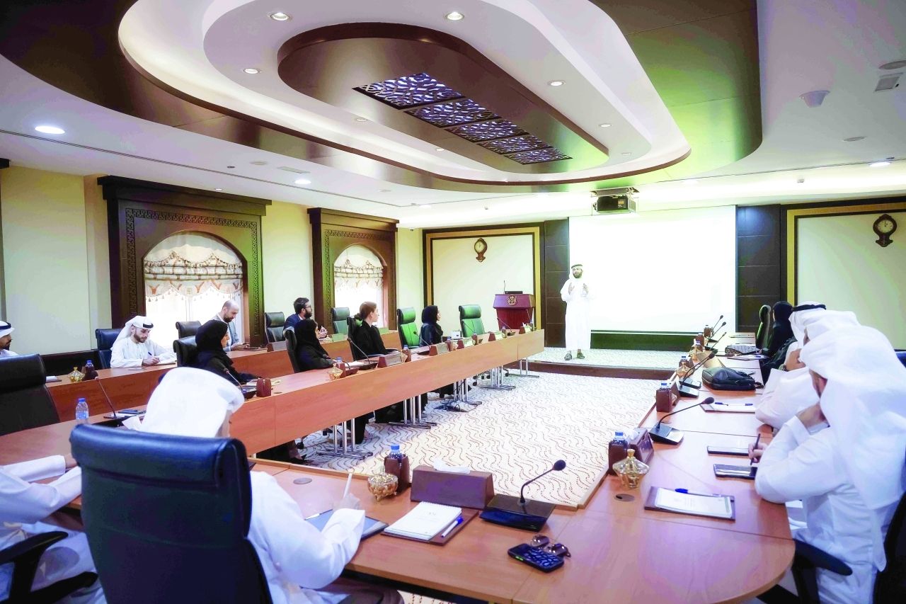 «الصناعة» تبحث مع «اقتصادية الشارقة» آليات استخراج الترخيص