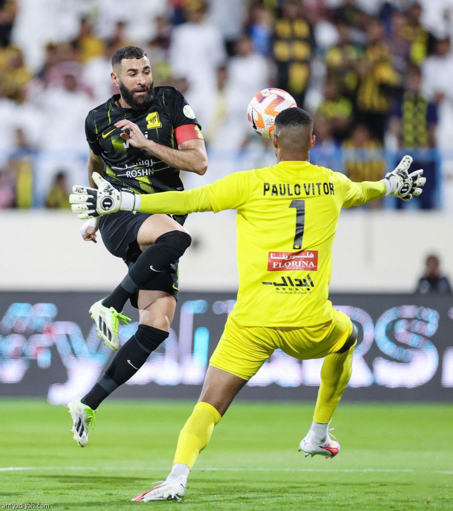 بين الكعب والركبة.. سحر بنزيما مستمر