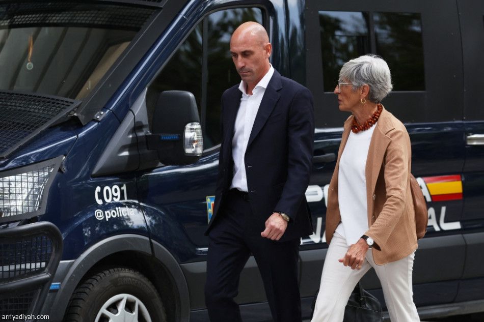 قضية القبلة.. المحكمة تمنع روبياليس من التواصل مع إيرموسو