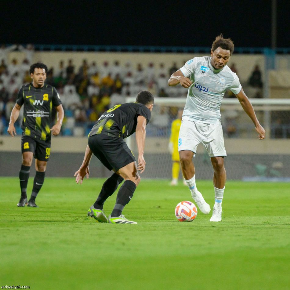 بين الكعب والركبة.. سحر بنزيما مستمر