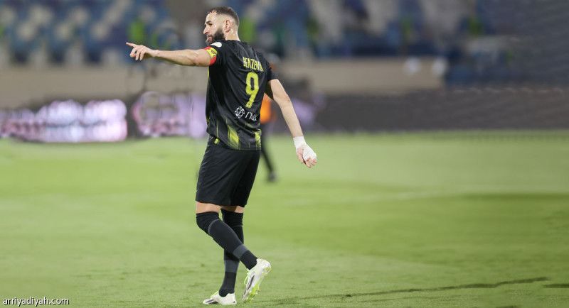 بين الكعب والركبة.. سحر بنزيما مستمر