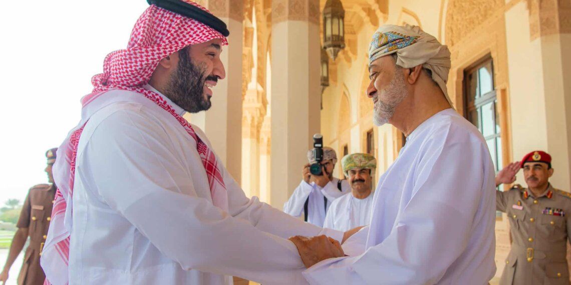 ولي العهد السعودي يختتم زيارته الخاصة لـ سلطنة ⁧‫عُمان