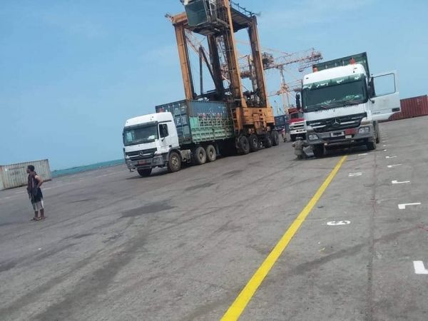 مخالف لحرية التجارة.. دبلوماسي يمني: الحوثيون يجبرون التجار للاستيراد عبر ميناء الحديدة فقط