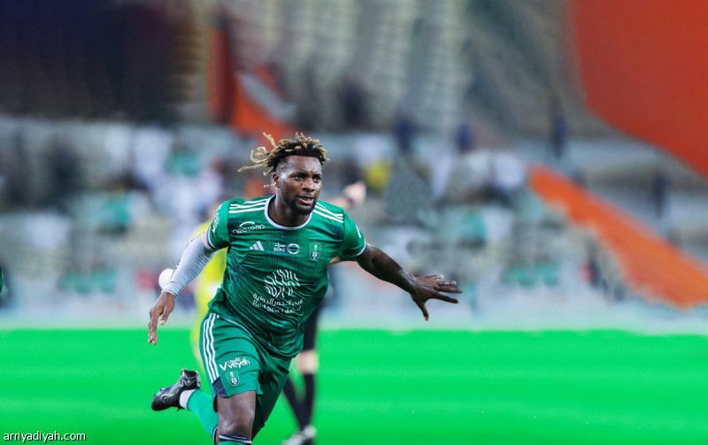 ماكسيمان ينهض بالأهلي