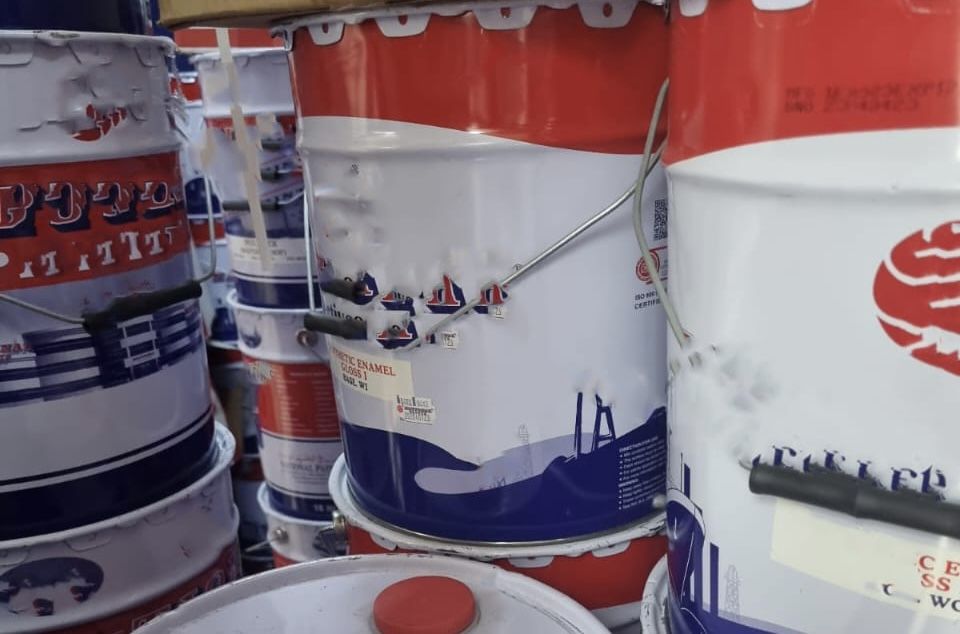 ضبط أكثر من 440 علبة أصباغ منتهية الصلاحية في ولاية بوشر