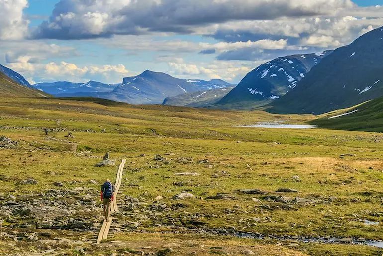 السويد تعرض قضاء المساء للمتنزهين سيرا على الأقدام مجانا