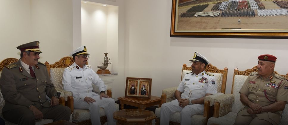 رئيس أركان قُوات السُّلطان المسلحة يستقبل مسؤولًا قطريًّا