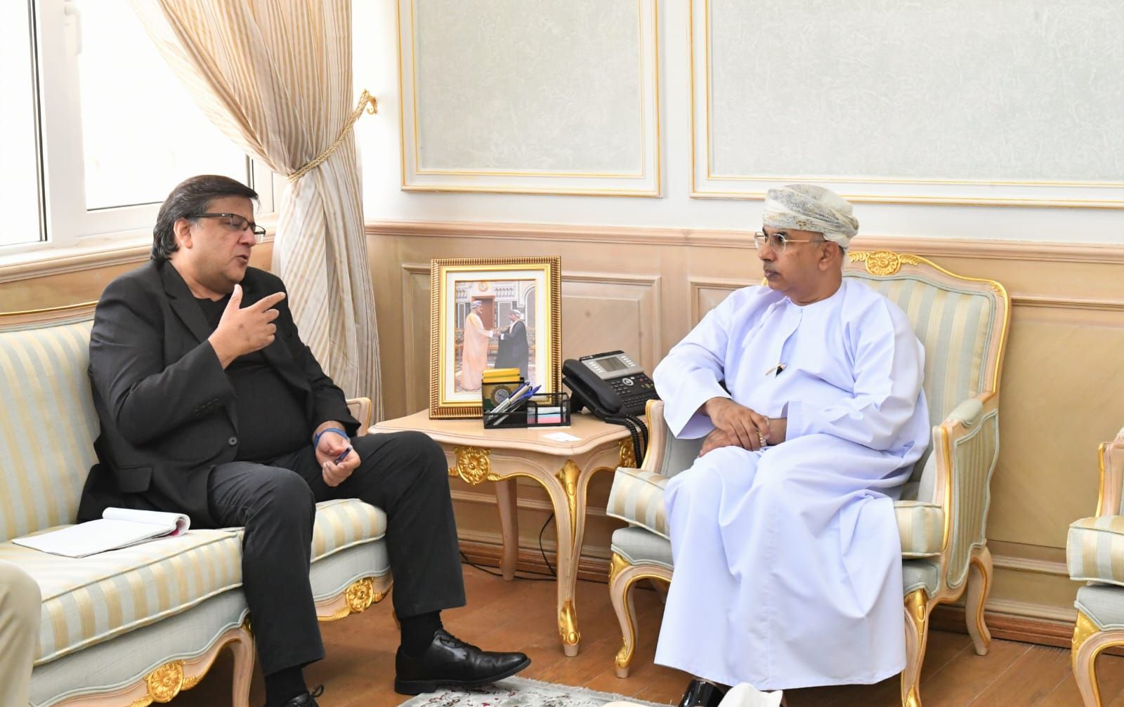 وزير الصحة يستقبل السفير الباكستاني