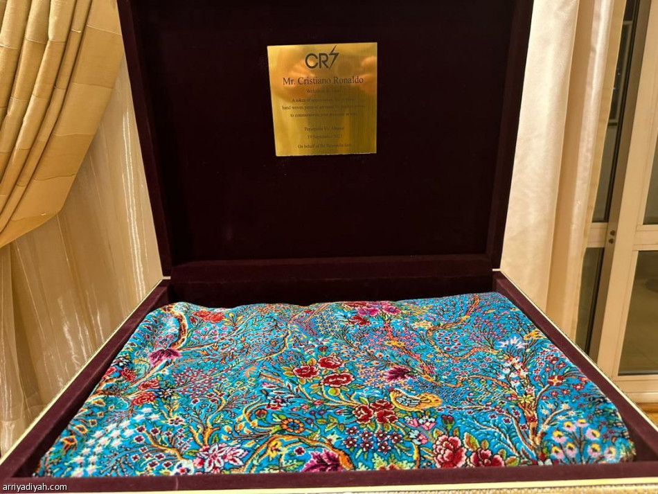 الإيرانيون يستقبلون رونالدو وماني بـ«السجاد الفاخر»