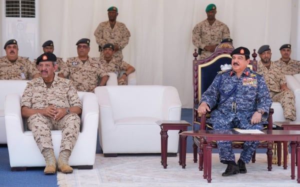 جلالة الملك المعظم القائد الأعلى للقوات المسلحة يزور سلاح الجو الملكي البحريني