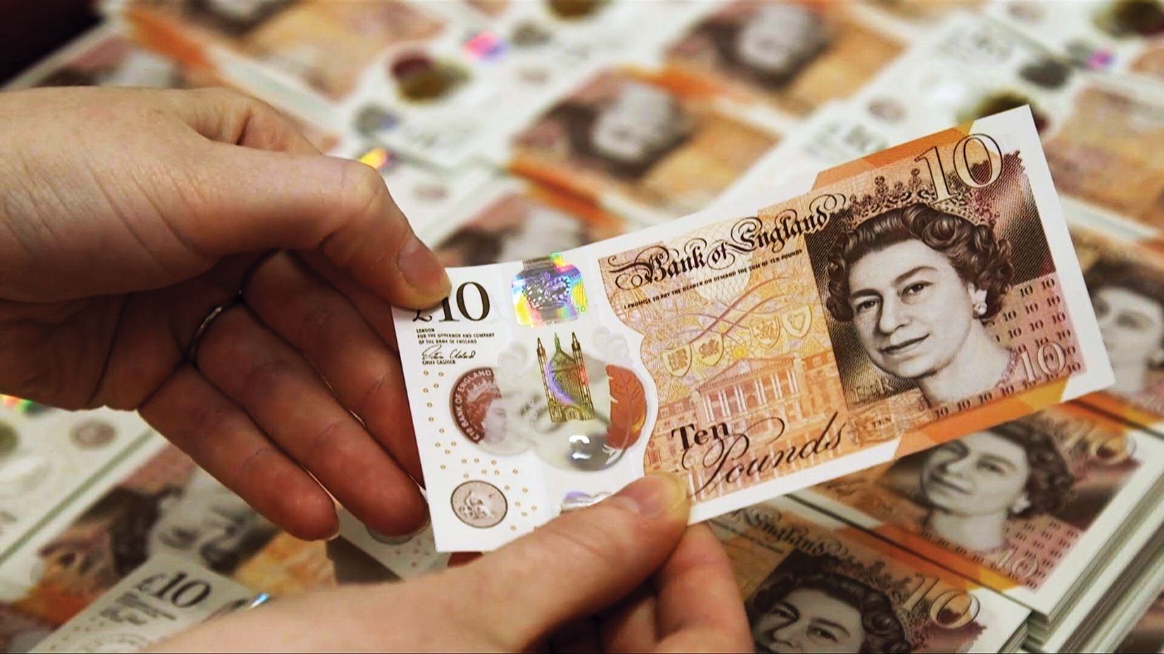الجنيه الإسترليني يهبط لأدنى مستوى في 6 أشهر