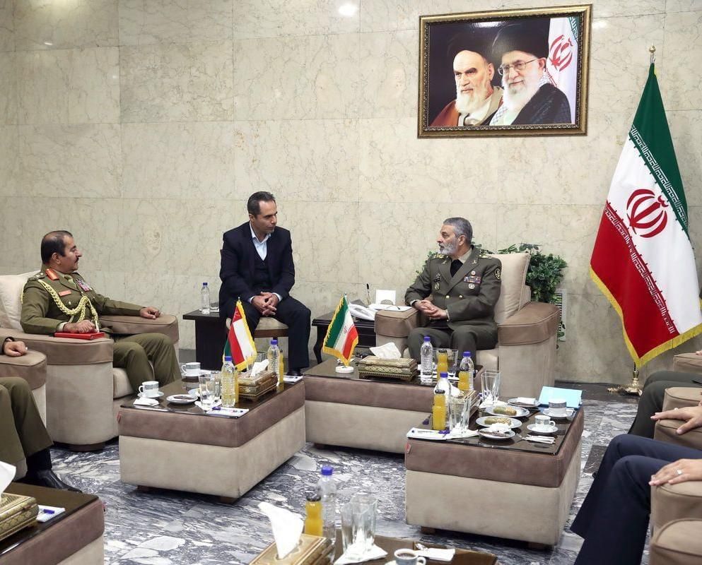 قائد الجيش السلطاني العُماني يلتقي بعددٍ من المسؤولين العسكريين الإيرانيين