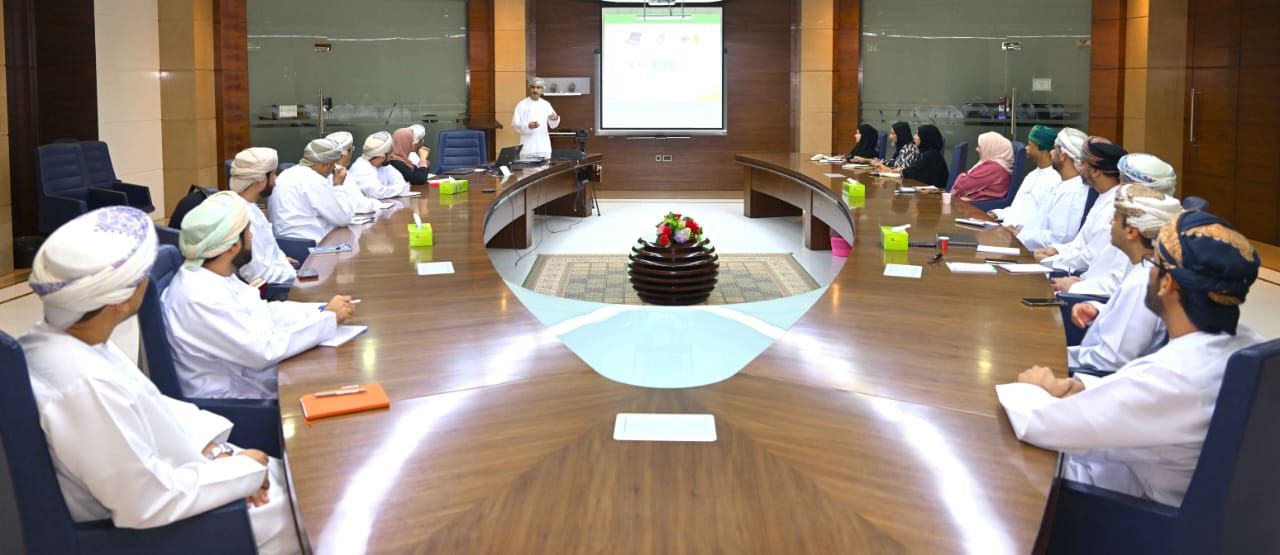 جلسة توعوية بالتعليم العالي حول منهجية التحسين المستمر بالعمل