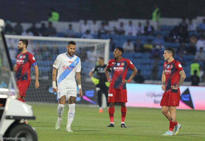 ضمك يعطل الهلال.. ويهز صدارته
