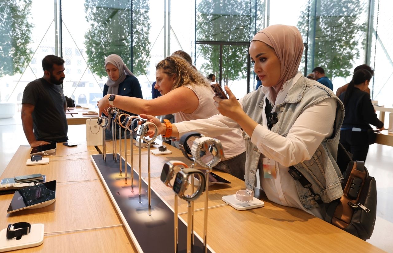 الآلاف في دبي وحول العالم في طوابير «آيفون 15»