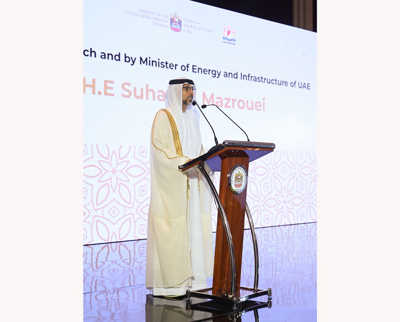 سهيل المزروعي يترأس وفد الدولة بالمنتدى الاقتصادي الإماراتي الإندونيسي