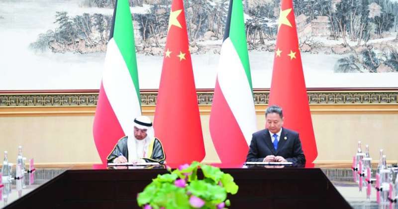 البراك ووزير النقل الصيني خلال توقيع مذكرة التعاون في مشروع ميناء مبارك الكبير