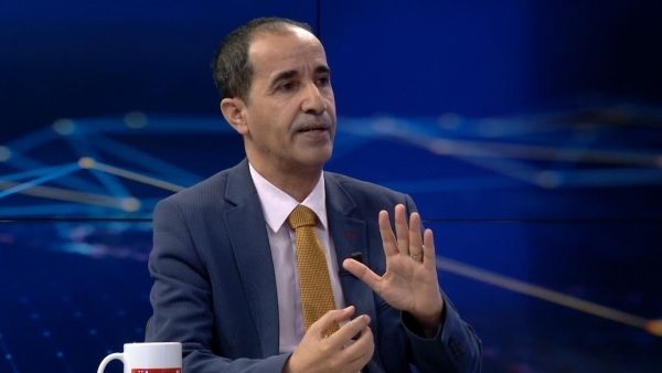 حملوا الحكومة مسؤولية سلامته.. سياسيون يحذرون من مخاطر ترحيل السياسي "عادل الشجاع" إلى عدن