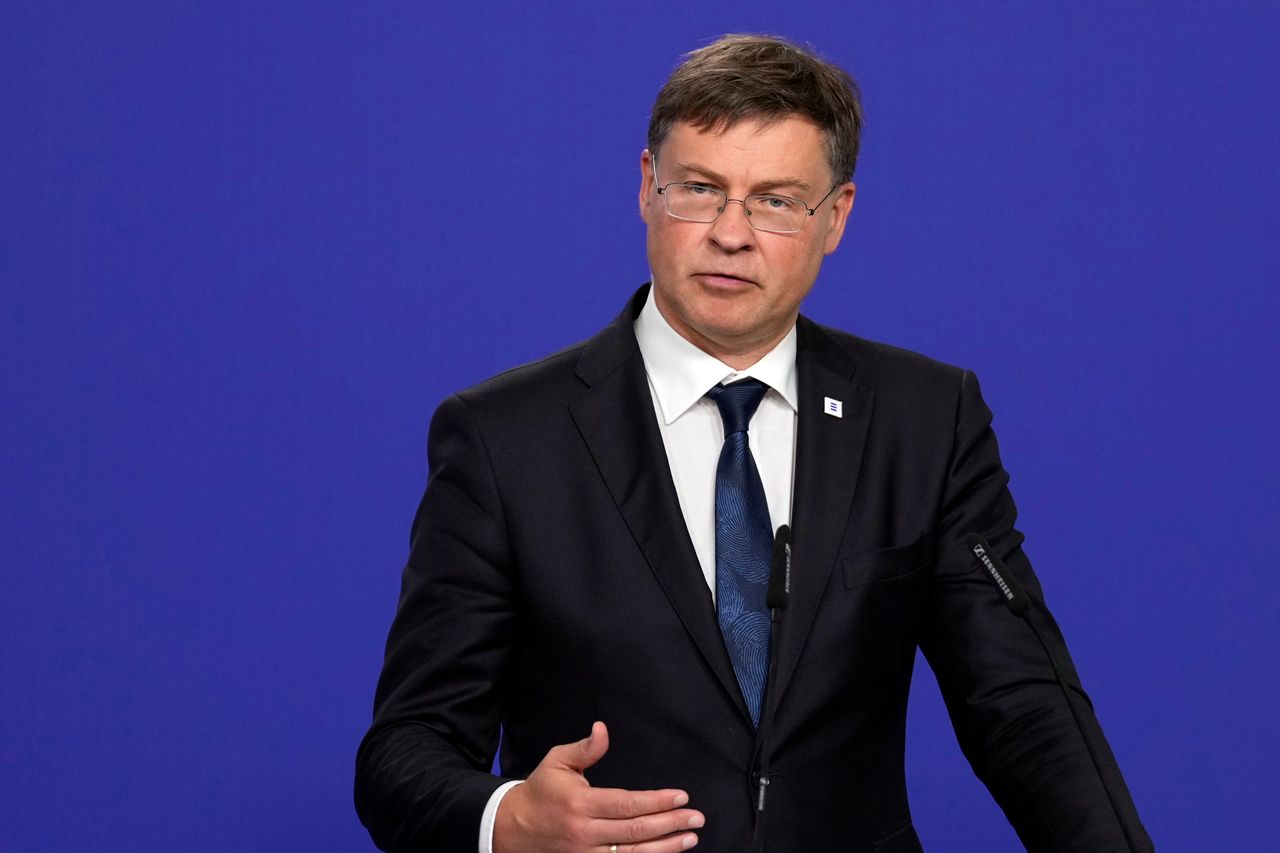 مفوض التجارة بالاتحاد الأوروبي: موقف بكين من حرب أوكرانيا "يضر بصورة الصين"