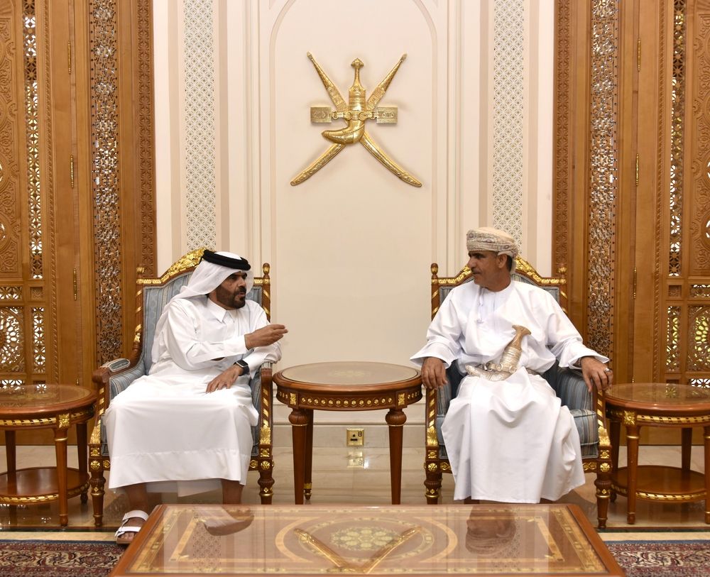 قائد الحرس السلطاني العماني يستقبل مسؤول عسكري