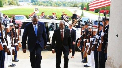 رئيس الصومال يبحث مع وزير الدفاع الأمريكي قضايا مكافحة الإرهاب