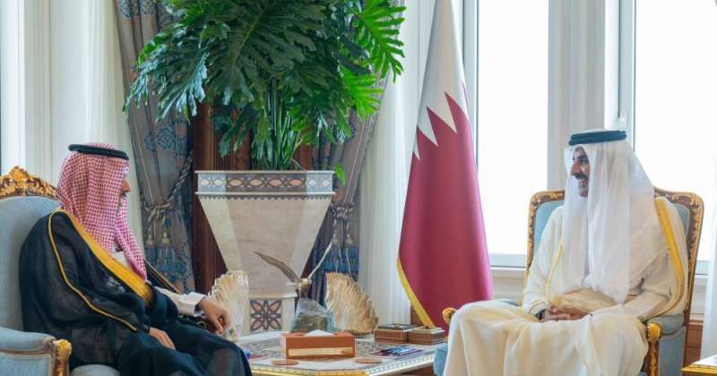 أمير قطر يبحث مع وزير الخارجية السعودي العلاقات الثنائية