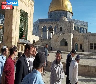 عشرات المُستوطنين يقتحمون “الأقصى” بحماية شرطة الاحتلال الإسرائيلي