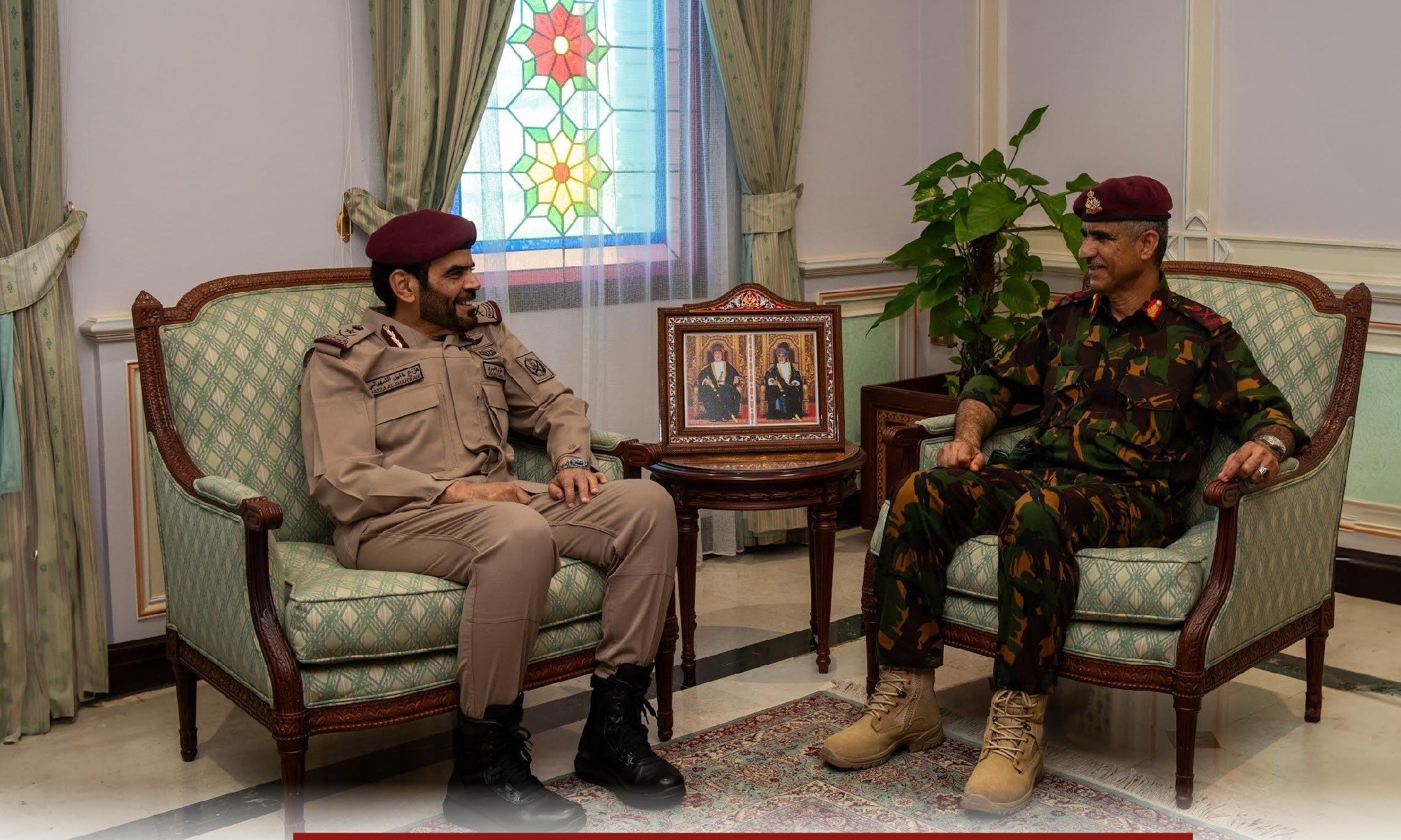 قائد الحرس السلطاني العُماني يستقبل نظيره القطري
