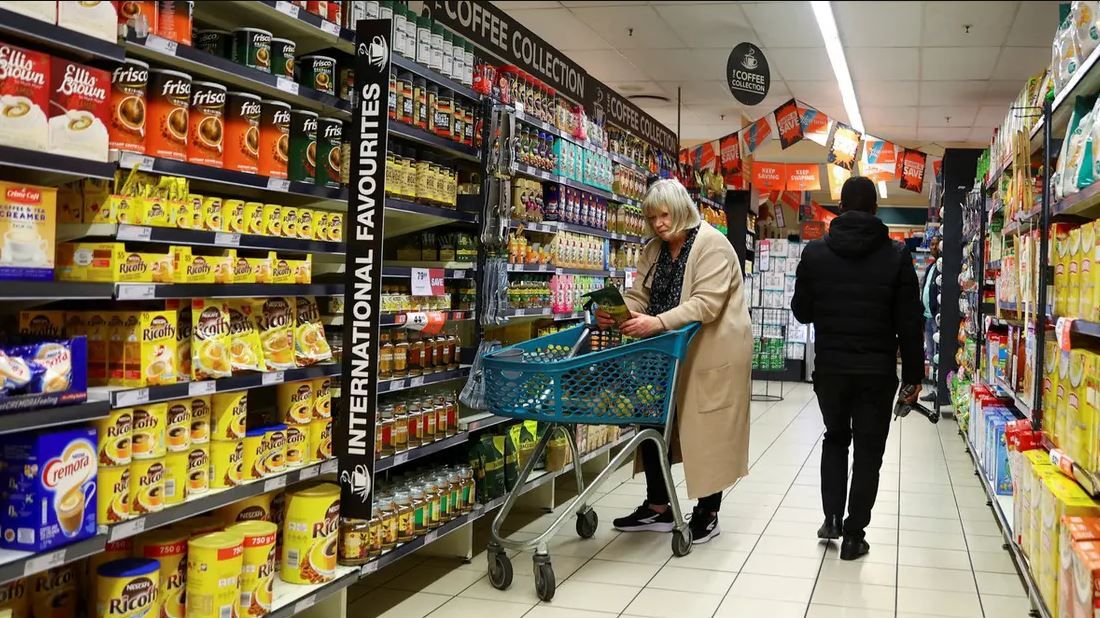 بسبب تدهور النظرة المستقبلية للاقتصاد.. تراجع ثقة المستهلكين في الولايات المتحدة إلى أقل مستوياتها منذ 4 شهور