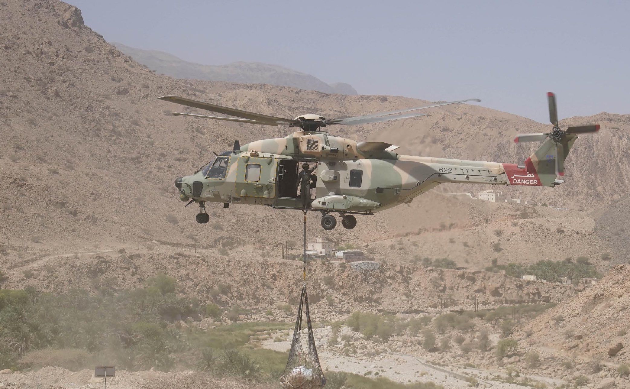 سلاح الجو السلطاني العماني يقوم بعملية نقل مواد استهلاكية