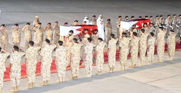 القائد العام لقوة دفاع البحرين في مقدمة مستقبلي ‏جثامين شهداء الواجب الوطني المقدس
