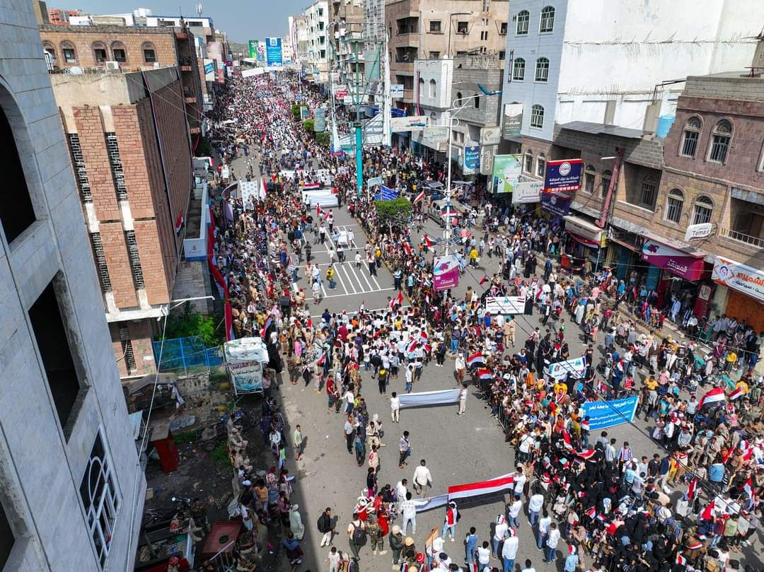 تعز.. حفل كرنفالي وخطابي بمناسبة العيد الوطني الـ61 بحضور شعبي كبير