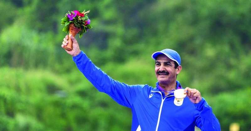 الطرقي يحتفل بالميدالية الذهبية