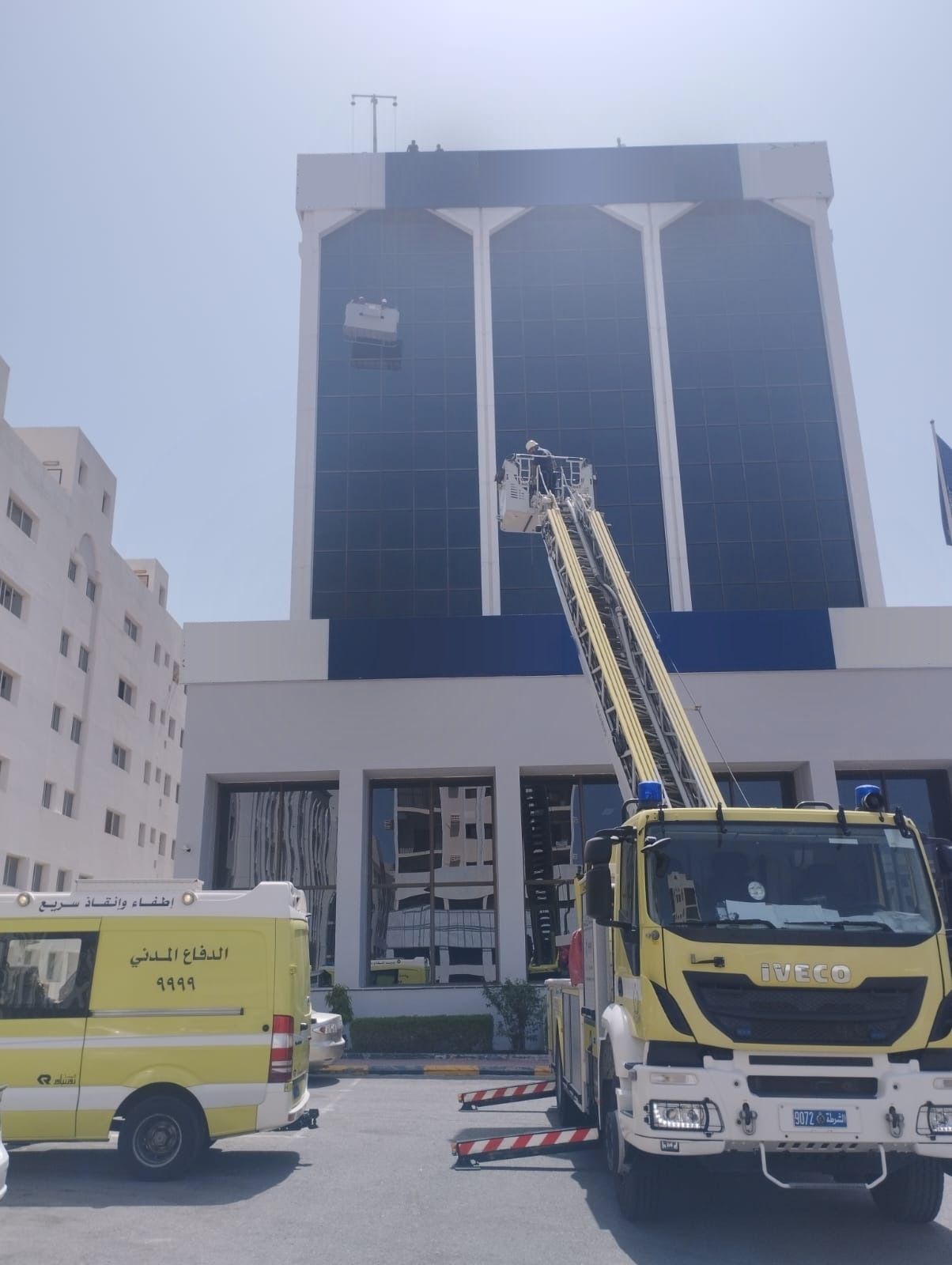 إنقاذ شخصين احتجازا بداخل رافعة تنظيف المباني