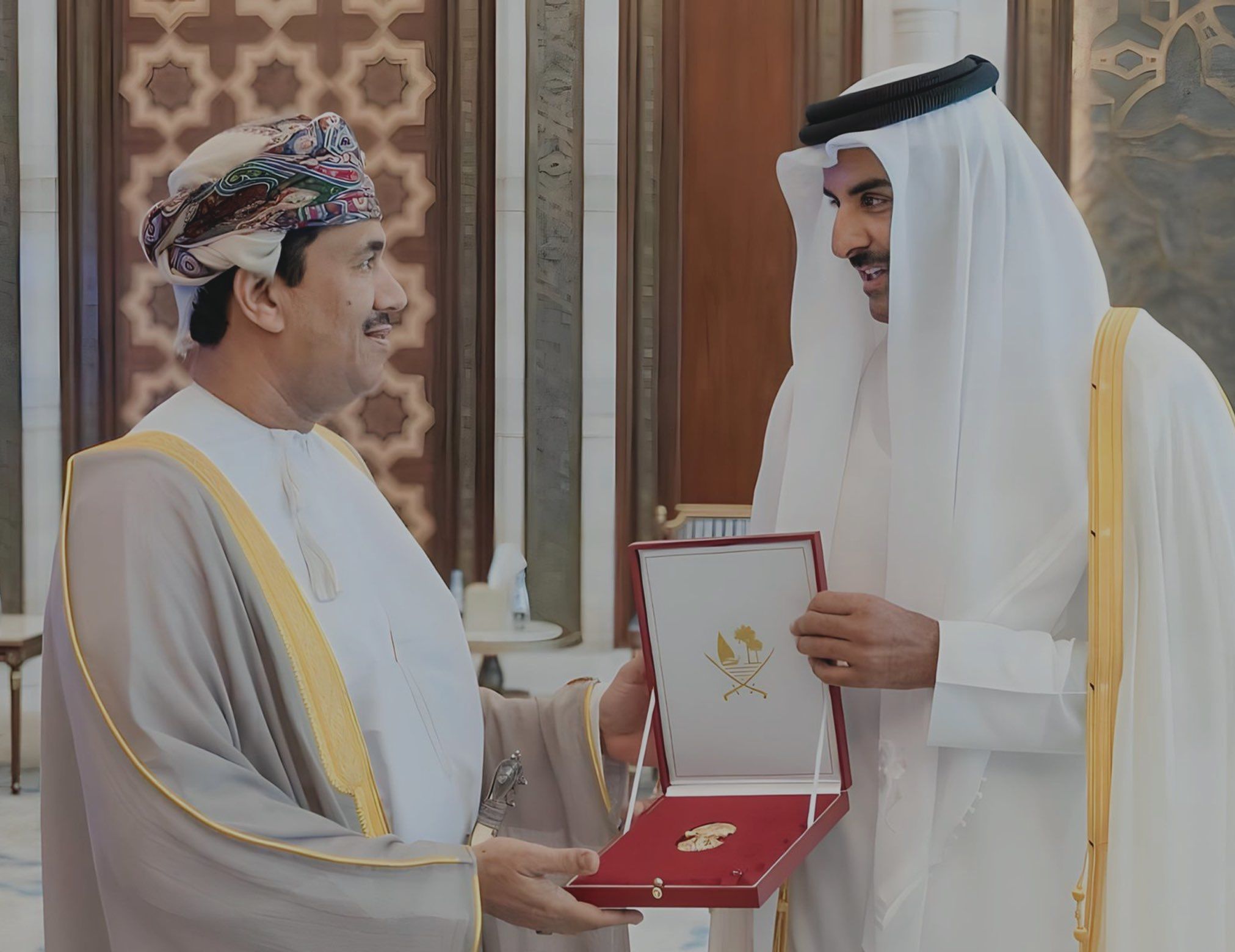 تقديرًا لجهوده .. أمير قطر يمنح سفير سلطنة عمان وسام الوجبة