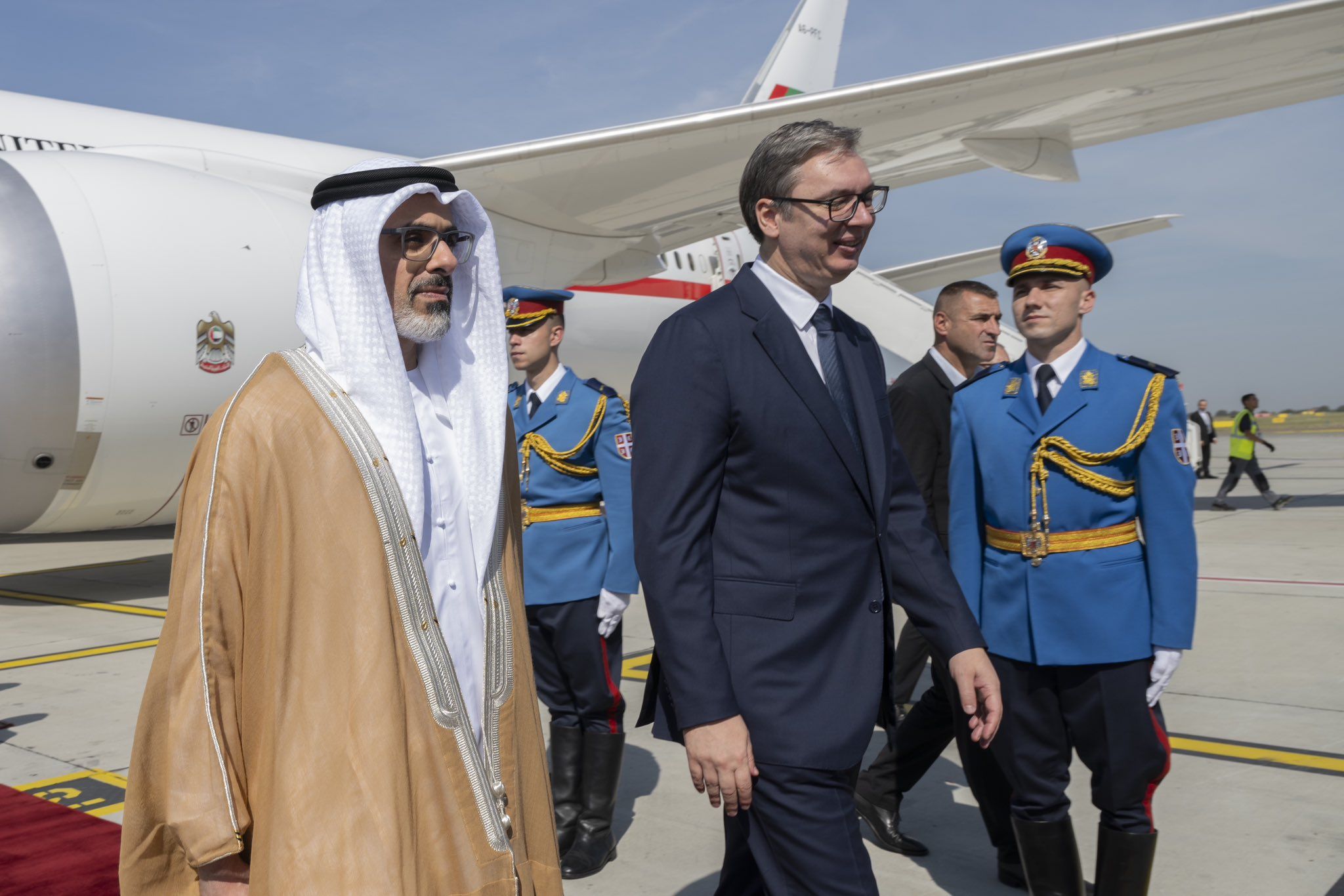 نيابة عن رئيس الدولة.. خالد بن محمد بن زايد يصل إلى العاصمة الصربية بلغراد في زيارة عمل