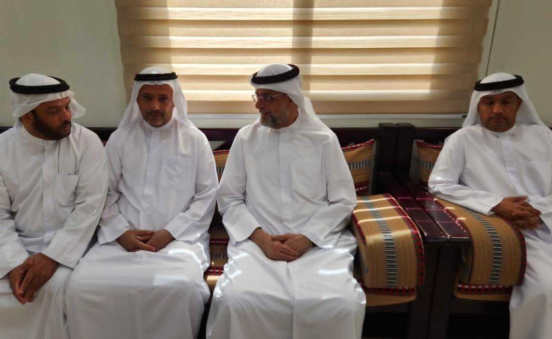 ولي عهد الشارقة وعبدالله بن سالم يعزيان في وفاة حمدة السويدي