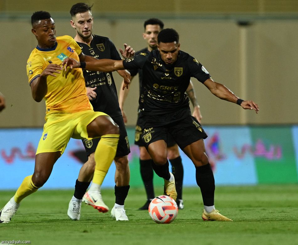 التعاون يزاحم على القمة بثلاثية الحزم