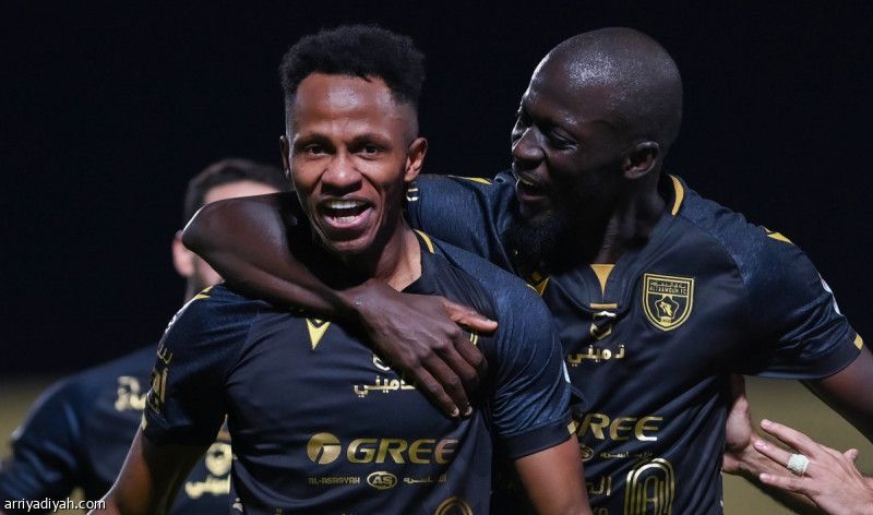 التعاون يزاحم على القمة بثلاثية الحزم