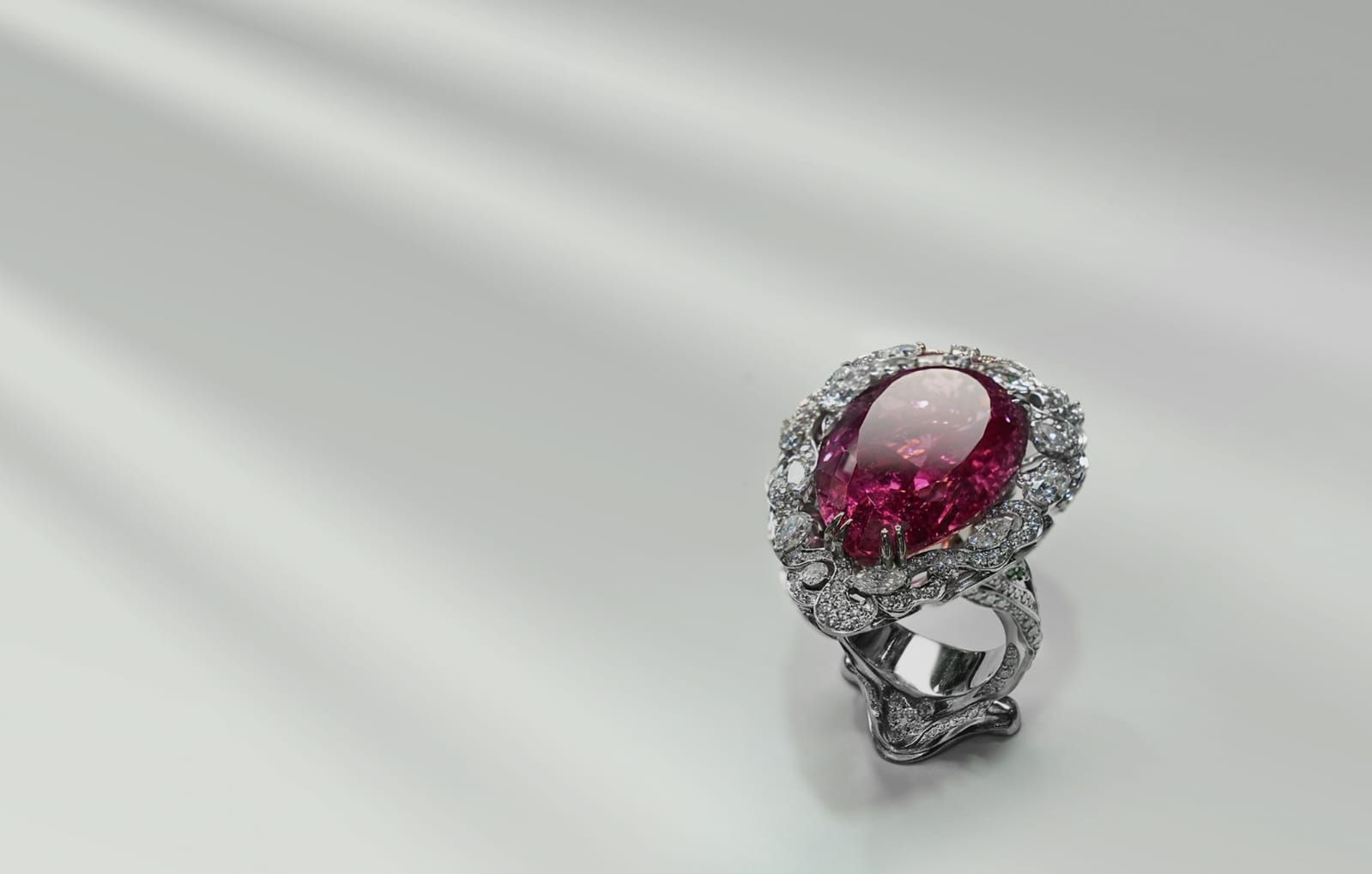 10.7 ملايين درهم ثمناً لخاتم من الألماس الأخضر بمعرض «الساعات والمجوهرات»