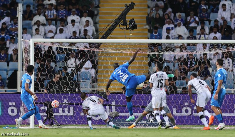 الهلال يسترد الصدارة بثنائية الشباب