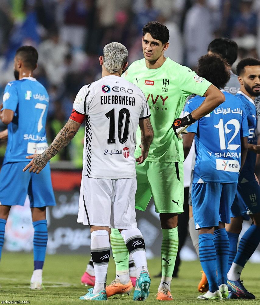 الهلال يسترد الصدارة بثنائية الشباب