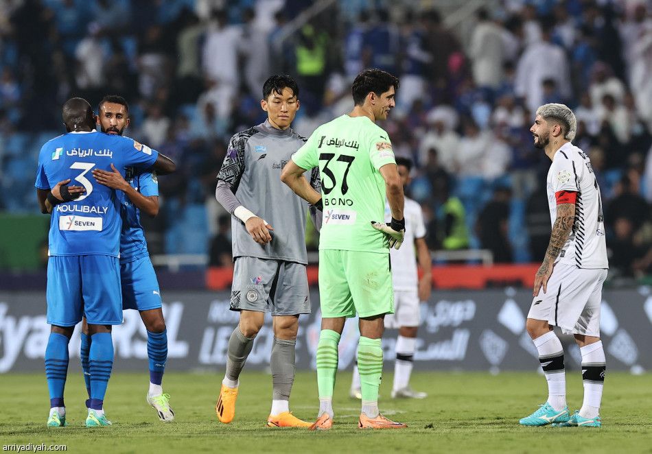 الهلال يسترد الصدارة بثنائية الشباب