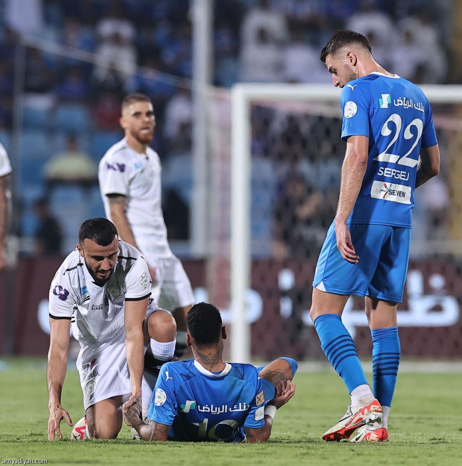 الهلال يسترد الصدارة بثنائية الشباب