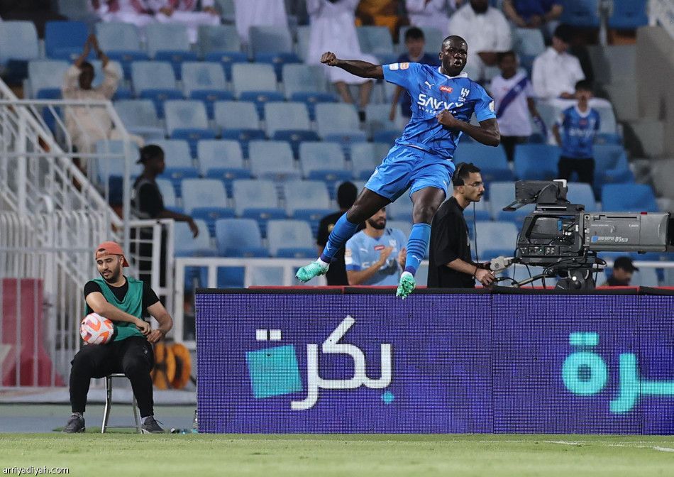 الهلال يسترد الصدارة بثنائية الشباب