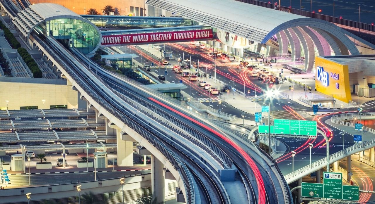 من مهبط صغير إلى بوابة دولية تخدم 257 وجهة عالمية.. مسؤولون: مطار دبي حوّل بوصلة السفر العالمية إلى الإمارات