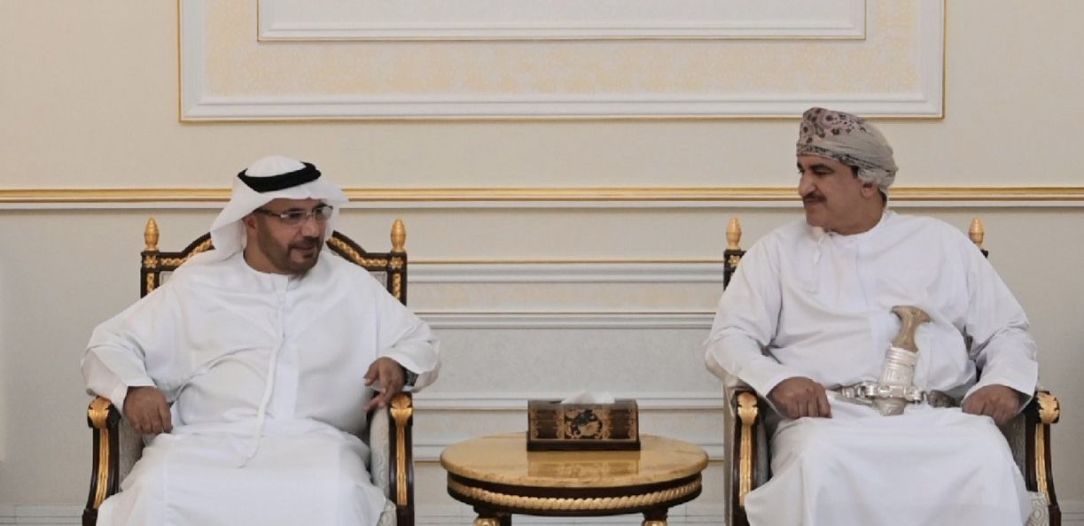 قائد القوات الجوية والدفاع الجوي بدولة الإمارات يصل إلى سلطنة عمان