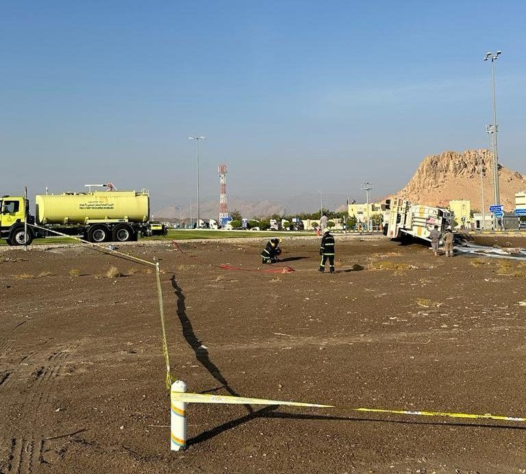 حادث تدهور صهريج لنقل مواد كيميائية .. والدفاع المدني يستجيب