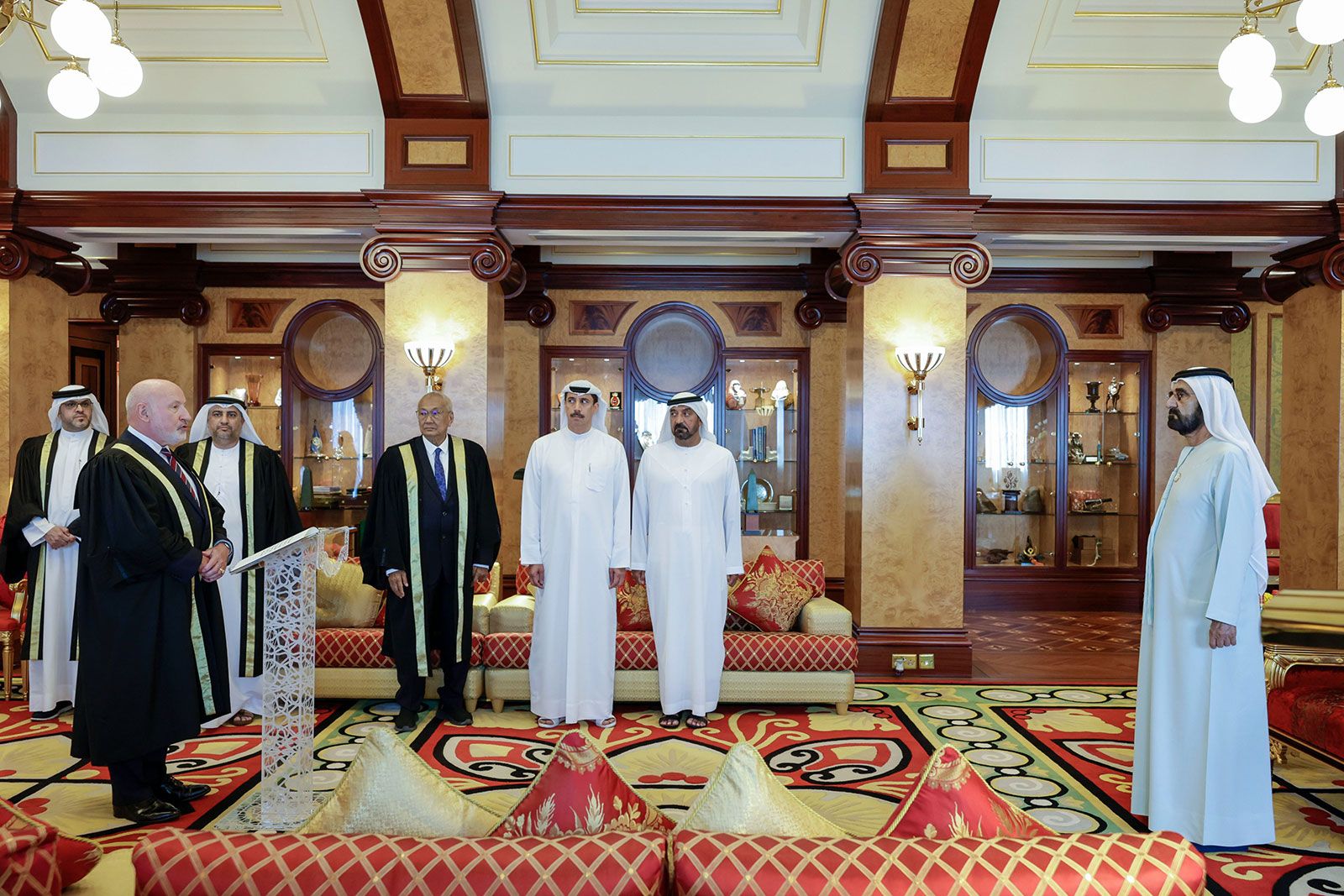 أمام محمد بن راشد .. قاضيان في محاكم مركز دبي المالي العالمي يؤديان اليمين القانونية